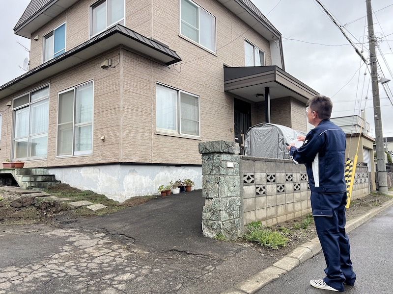 解体予定建物の現地確認をする様子